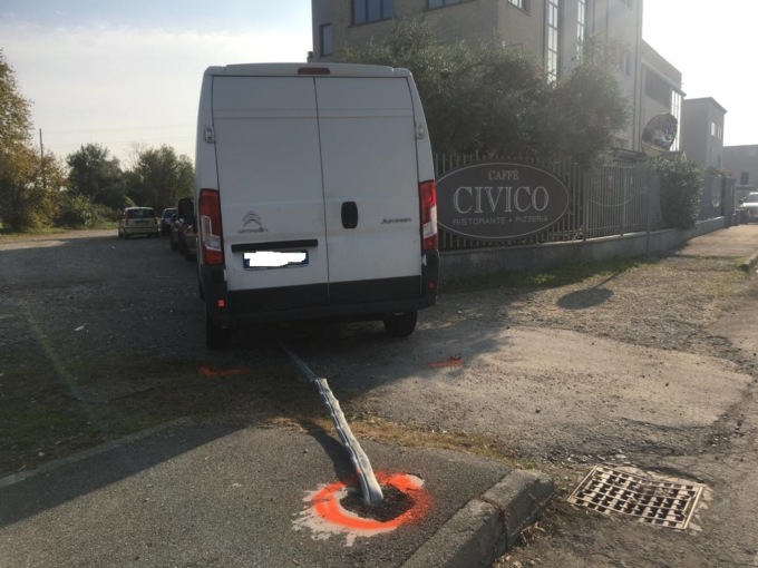 Malore alla guida del furgone, abbatte un cartello e “tampona” un’auto: è grave