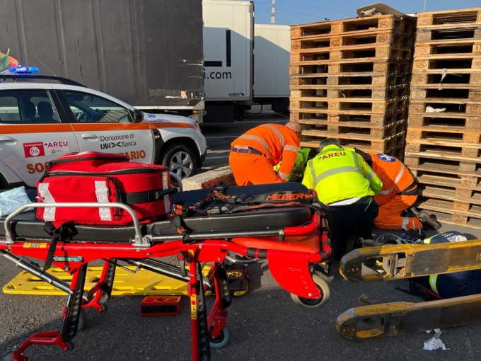 Infortunio sul lavoro, cade e batte la testa durante la manovra del muletto: ferito operaio 59enne