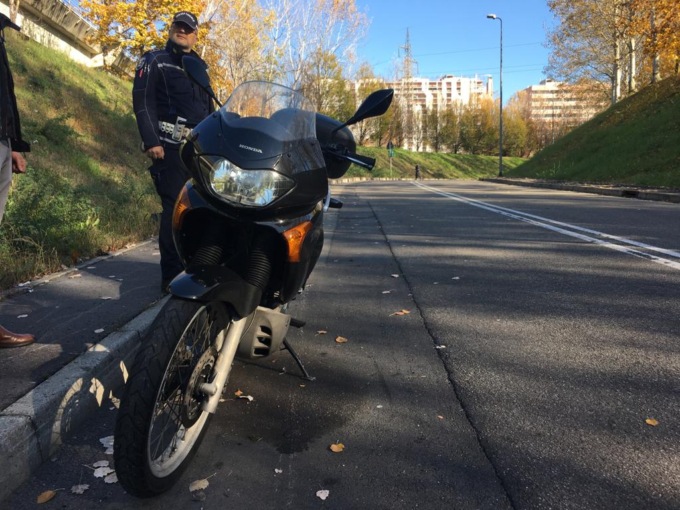 Avvallamento sulla strada, perde il controllo della moto e finisce nell’erba: centauro ferito