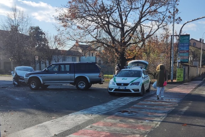 Incidente a Bellinzago, scontro tra un Suv e una Opel