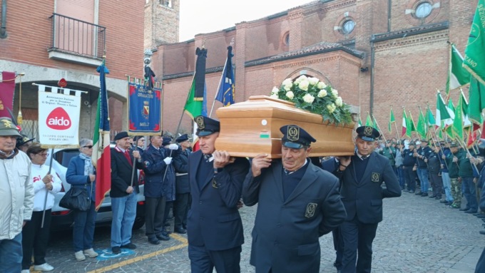 Fiumi di lacrime per l’ultimo saluto a Franco Giupponi, l’Alpino dal cuore d’oro