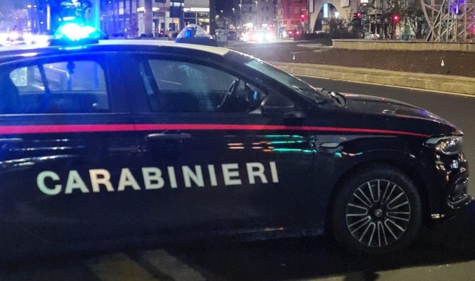 Ubriaco al volante finisce contro due auto in sosta, poi scappa: inseguito e fermato dai Carabinieri