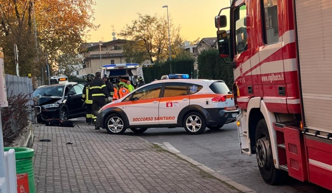 Auto perde il controllo e si schianta contro la recinzione di un palazzo a Carugate