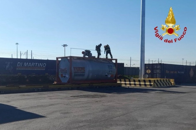 Fuoriuscita di sostanza chimica da una cisterna nello scalo merci di Segrate, operai intossicati