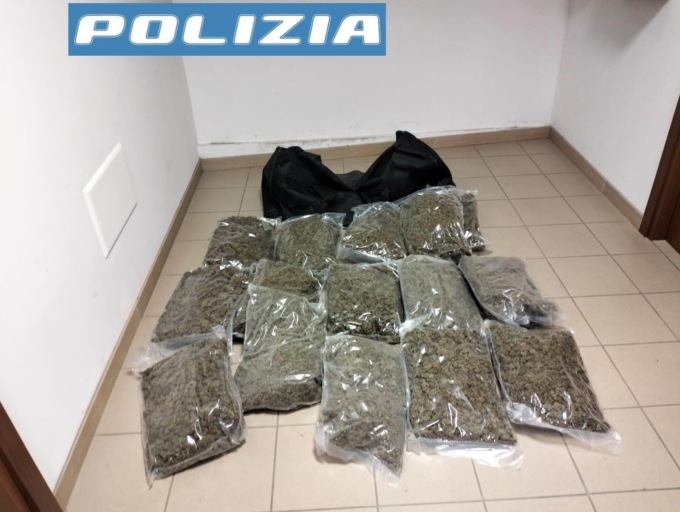 Forte odore di droga nell’abitacolo, aveva 15 chili di marijuana in auto