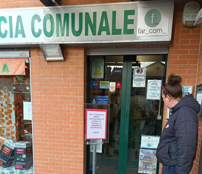 Farmacia derubata per l’ennesima volta: i farmacisti chiedono ai clienti di pagare con il Pos