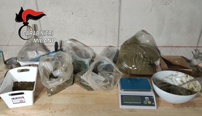 Nel box nascondeva 135 chili di droga e il materiale per il confezionamento: arrestato un 41enne a Masate