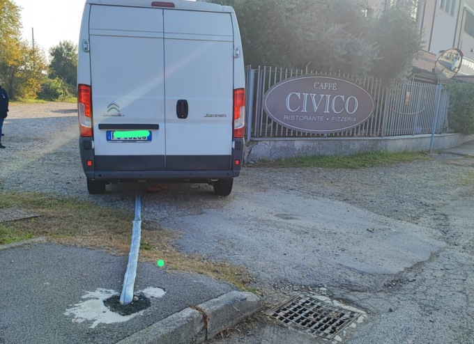 Schianto contro un palo e le auto in sosta, 48enne in prognosi riservata