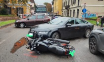Ubriaco alle 9 del mattino provoca un incidente a Brugherio, ferito un motociclista