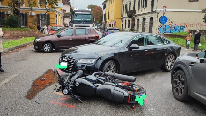 Ubriaco alle 9 del mattino provoca un incidente a Brugherio, ferito un motociclista
