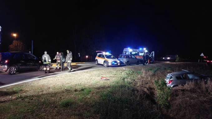 Scontro tra due auto a Pozzuolo Martesana, una finisce fuori strada: ferita una 28enne