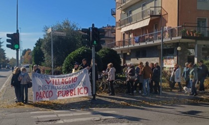 Una manifestazione contro l'abbattimento del "parchetto" di via da Vinci a Cassano