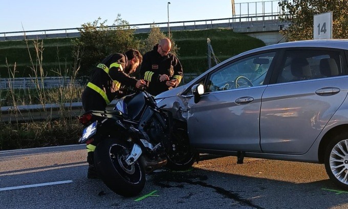 Incidente auto moto sulla Cerca alla rotonda con la Sp14: strada bloccata e traffico in tilt