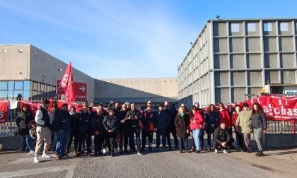 Sciopero della SiCobas alla Sda di Gorgonzola: lavoratori fuori dai cancelli bloccano il traffico delle merci