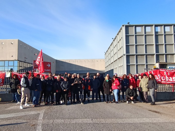 Sciopero della SiCobas alla Sda di Gorgonzola: lavoratori fuori dai cancelli bloccano il traffico delle merci