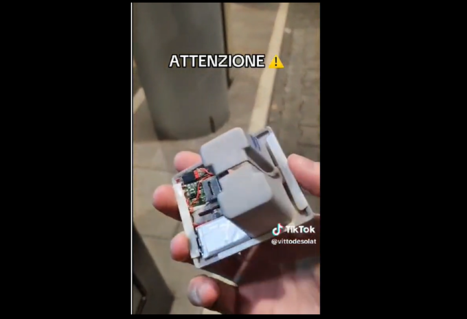 Dispositivi per clonare il bancomat in un distributore, la denuncia tramite Tik Tok