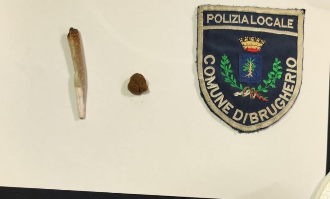 Sorpasso proibito in auto con lo spinello acceso, 50enne nei guai