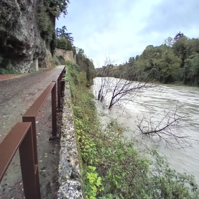 Trezzo, maltempo: frana sull’alzaia e strada allagata