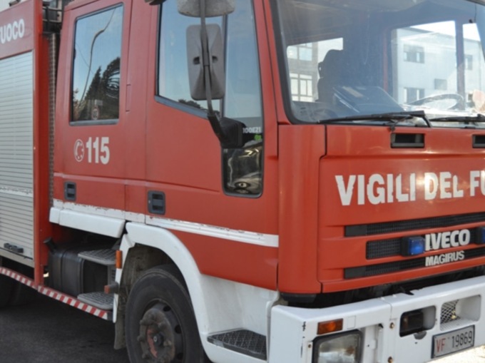 Lascia la pentola sul fuoco e rischia di incendiare casa
