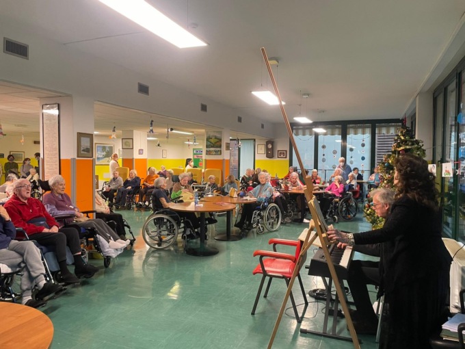Concerto di fine anno in casa di riposo per portare un po’ di allegria