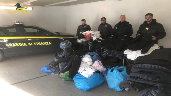 Natale e Capodanno sicuri, sequestrati oltre tre quintali di fuochi d’artificio pericolosi in un emporio a Brugherio