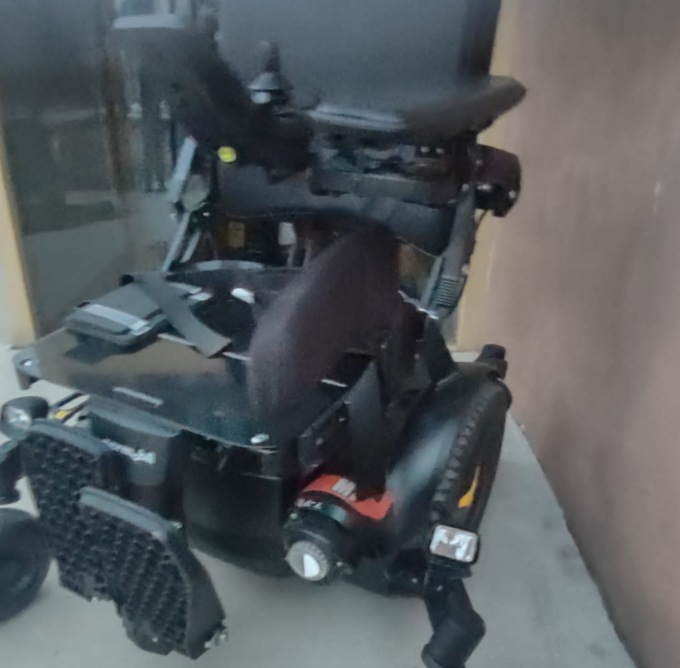Anziana colpita da un’auto pirata, distrutta la carrozzina