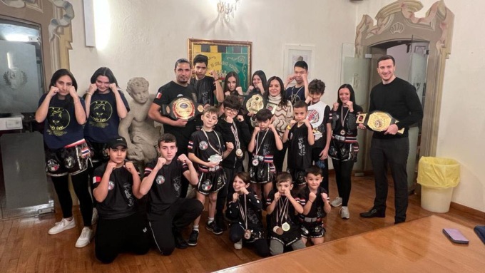 Muay Thai, i giovani allievi del corso accolti in Comune: “Orgoglio colognese”