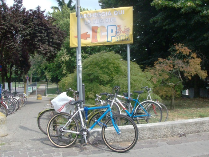 A Cernusco sul Naviglio la custodia delle biciclette contro i furti diventa sociale