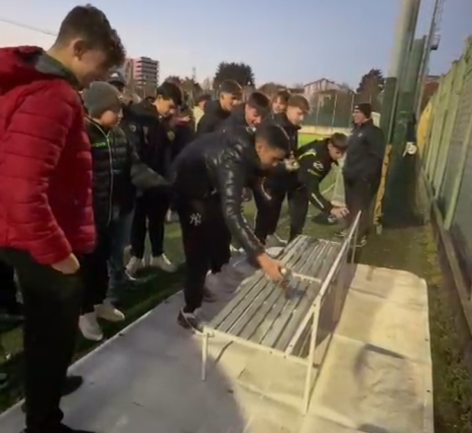 “Basta femminicidi”, i compagni del fratello di Sofia Castelli dipingono delle panchine rosse