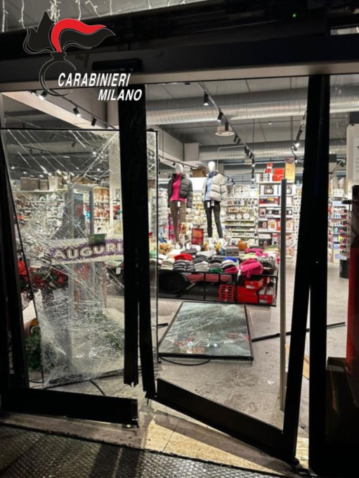 Spaccata in un negozio, tre giovani nei guai