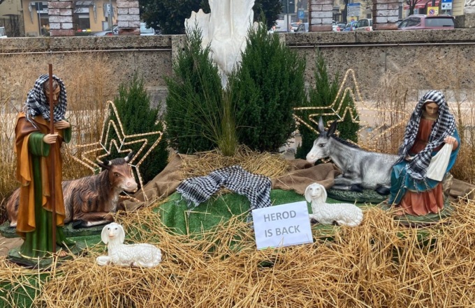 Messaggio contro la guerra in Israele: nel Presepe la Sacra Famiglia indossa abiti palestinesi