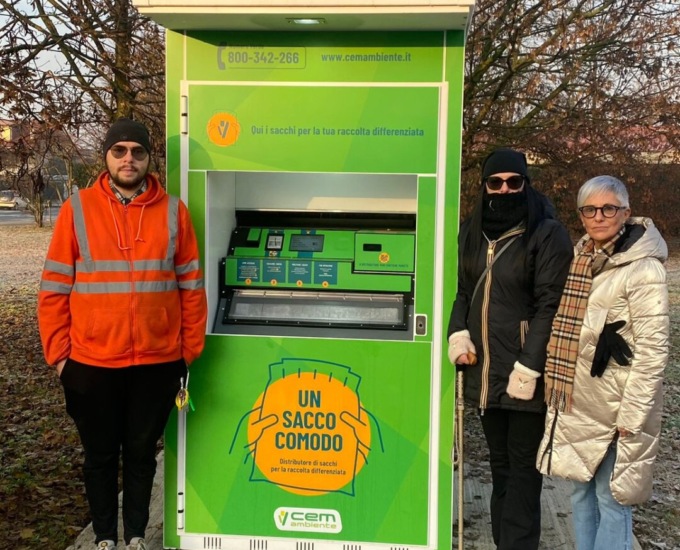 Inaugurati i distributori automatici di sacchetti a Inzago