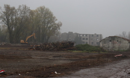 Ruspe in azione alla ex Galbani di Melzo, sono partite (finalmente) le demolizioni