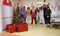 Fratelli d'Italia Melzo porta i regali (e Babbo Natale) ai bambini della Pediatria