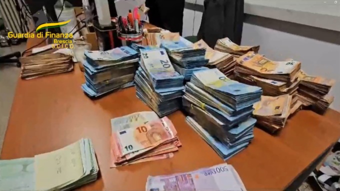 L’associazione a delinquere cinese faceva da banca abusiva: maxi sequestro e perquisizioni anche a Milano
