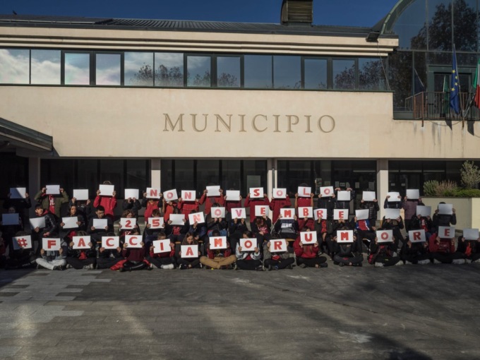 Un flash mob contro la violenza sulle donne a Settala