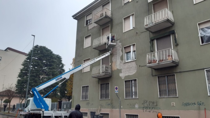 La facciata di un palazzo rischia di crollare, i Vigili del Fuoco fanno chiudere una strada a Pioltello