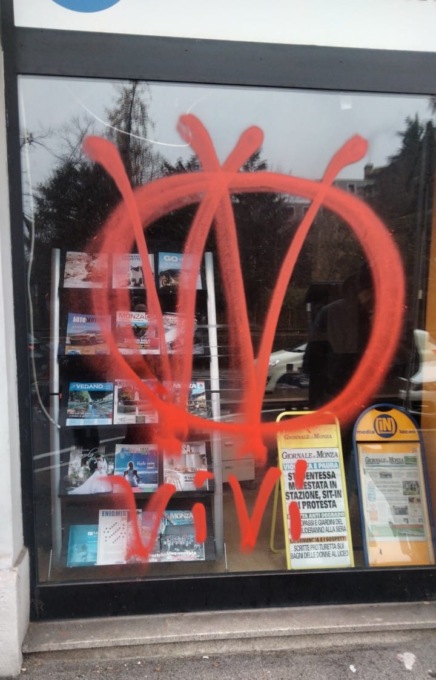 Blitz vandalico contro la redazione del Giornale di Monza: la nostra solidarietà
