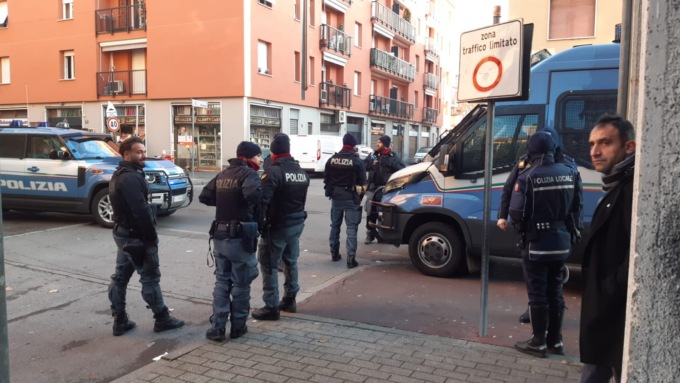 Blitz della Polizia di Stato a Pioltello: dispiego di forze, in  piazza Garibaldi arrivano pullman e camionette