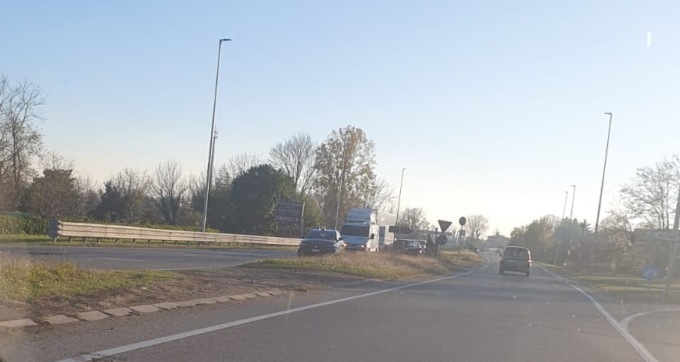 Incidente a Basiano, scontro tra due auto sulla provinciale: un ferito