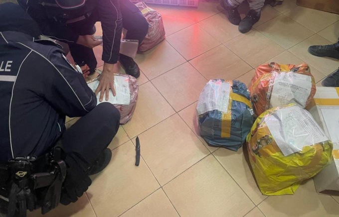 Cibi conservati senza etichette su provenienza e scadenza: blitz della Polizia Locale di Carugate in una pizzeria