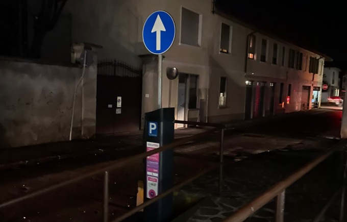 La strada delle poste è senza luce, ma piena di multe: la protesta dei cittadini sanzionati