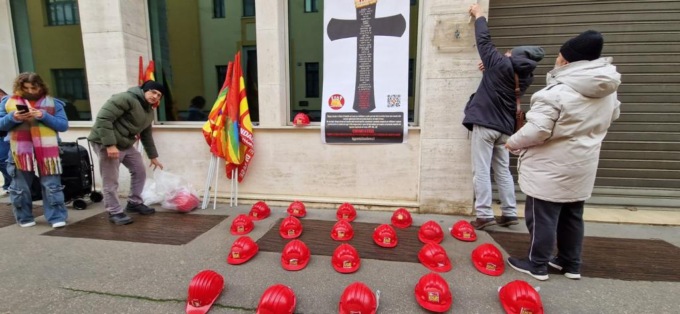 Morti sul lavoro, video e foto del flash mob davanti all’Ispettorato di Milano: “Fermiamo la strage”