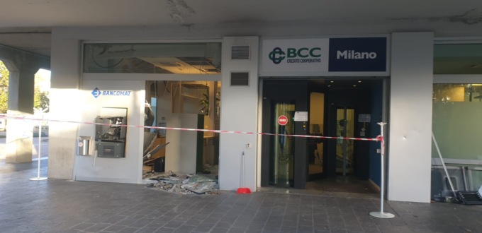 Banda di malviventi fa saltare in aria un bancomat a Cernusco sul Naviglio