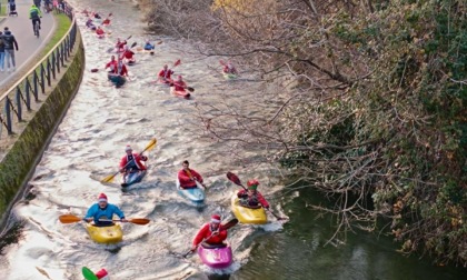 Babbi Natale in canoa a Cernusco sul Naviglio portando allegria lungo il Naviglio