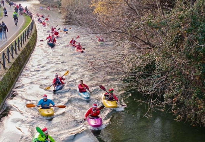 Babbi Natale in canoa a Cernusco sul Naviglio portando allegria lungo il Naviglio