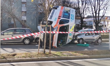 Spaventoso incidente a Melzo, un'ambulanza si ribalta sulle auto in sosta