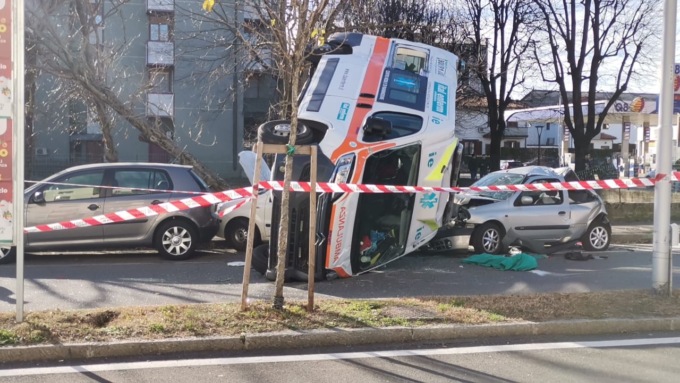 Spaventoso incidente a Melzo, un’ambulanza si ribalta sulle auto in sosta