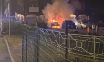 Auto a fuoco in viale Olanda, pompieri al lavoro a Melzo