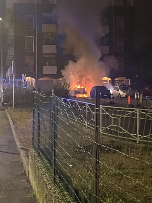 Auto a fuoco in viale Olanda, pompieri al lavoro a Melzo